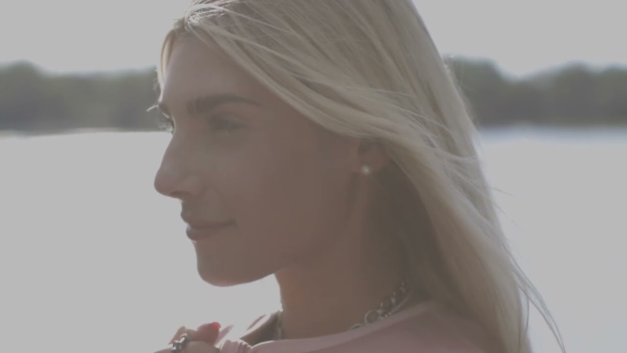 Video: Follow Women&#39;s Corp Impact Vest - Pastel Pink