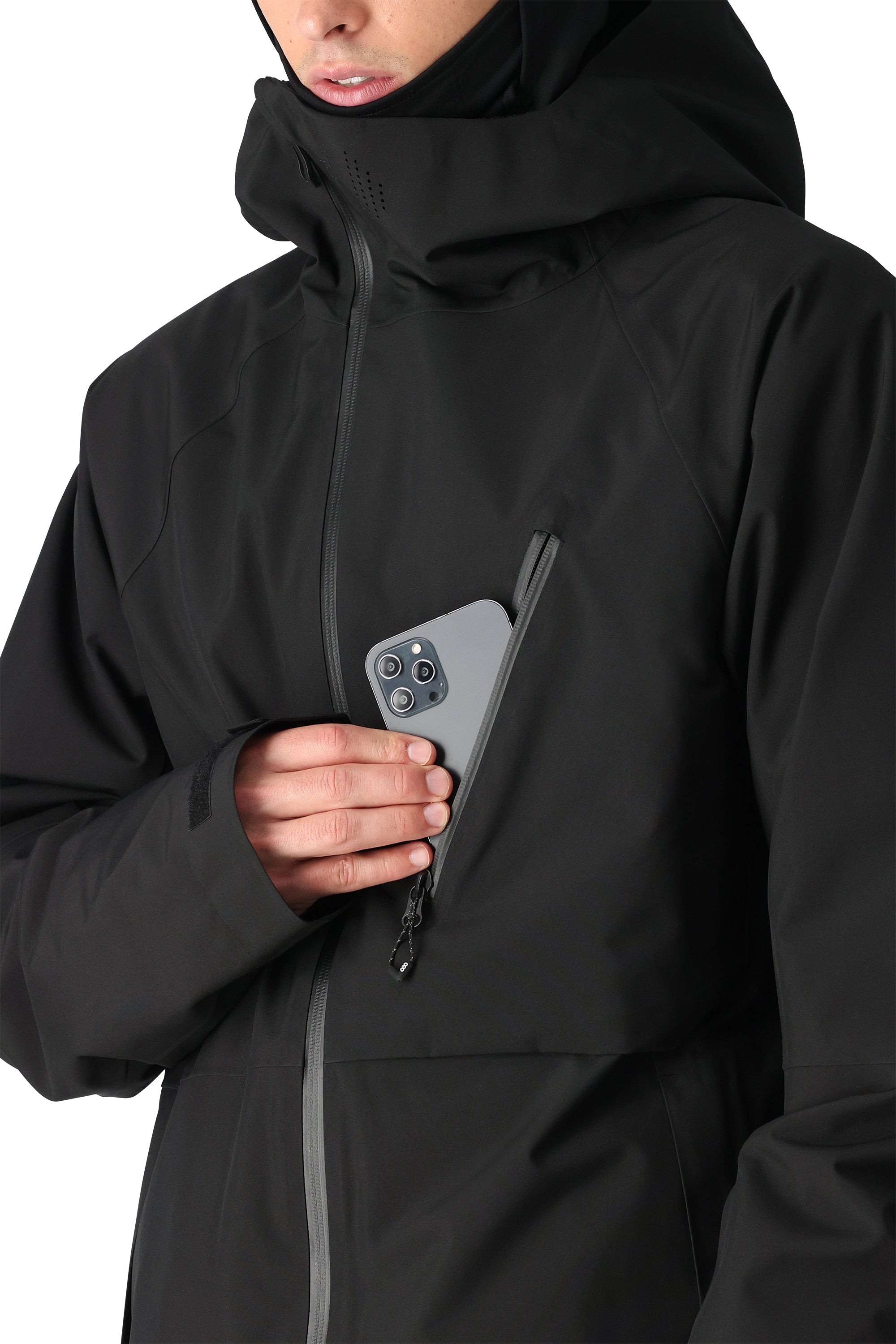 The 686 Hydra Thermagraph Jacket 2025 is black with an insulated hood and a zipper closure.