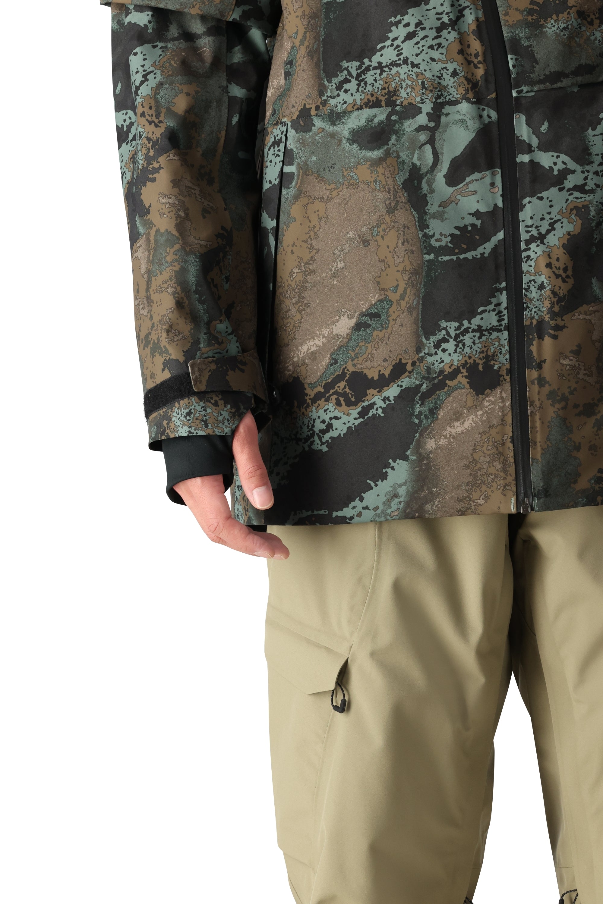 The 686 Hydra Thermagraph Jacket 2025 has a camouflage print in shades of green and brown.