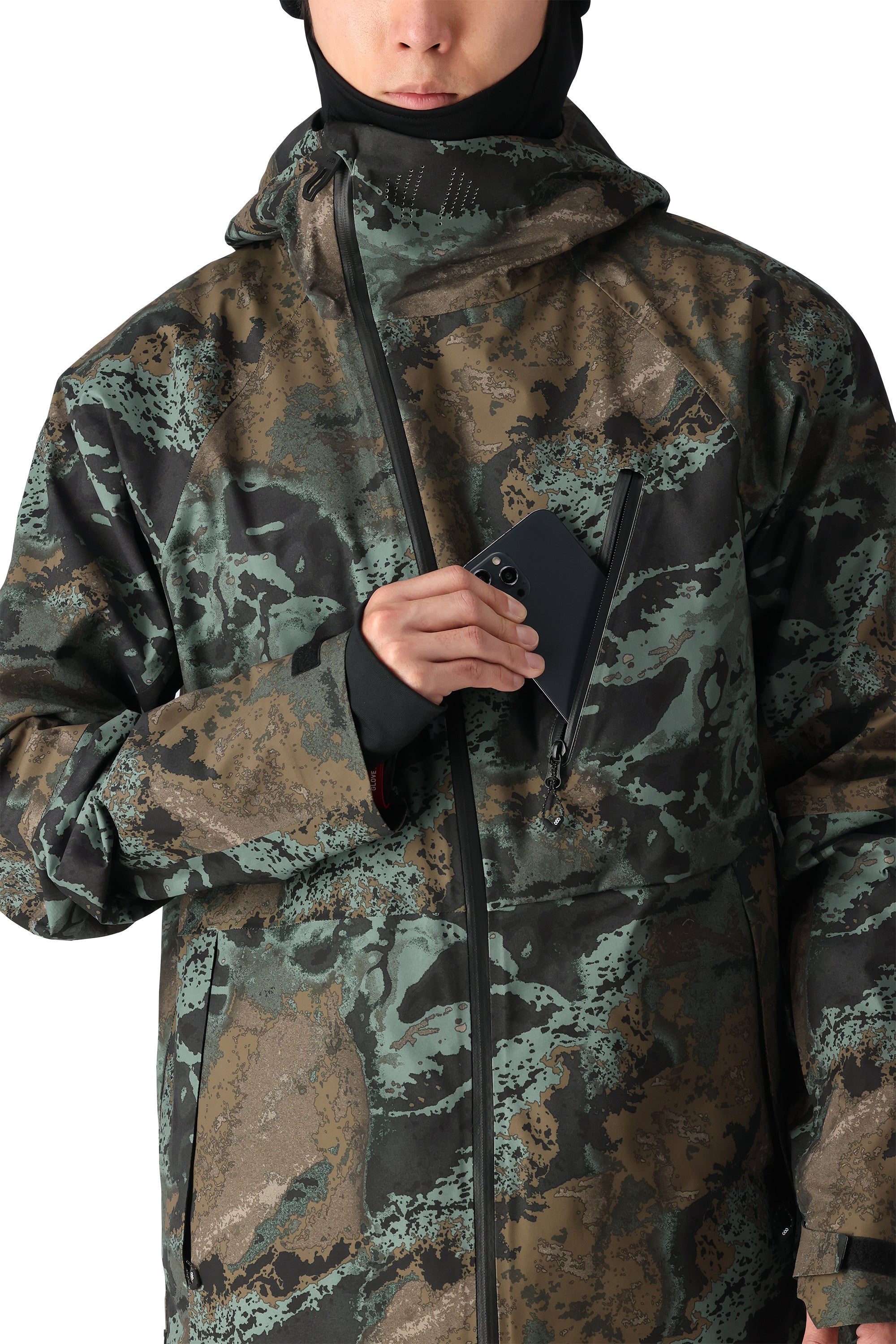 The 686 Hydra Thermagraph Jacket 2025 has a camouflage pattern with shades of green and brown on a black base.