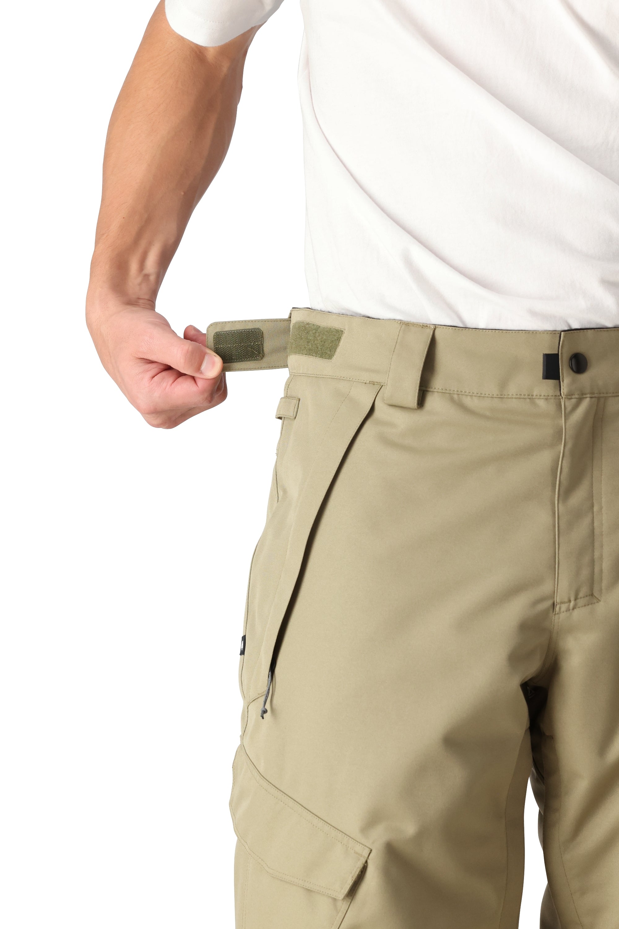 The 686 Infinity Insulated Cargo Pant has an olive green color and side cargo pockets with snap closures.