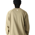 The 686 Men's Bonded Fleece Crew 2025 is a khaki-colored crew neck sweatshirt with raglan sleeves.