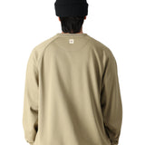 The 686 Men's Bonded Fleece Crew 2025 is a khaki-colored crew neck sweatshirt with raglan sleeves.