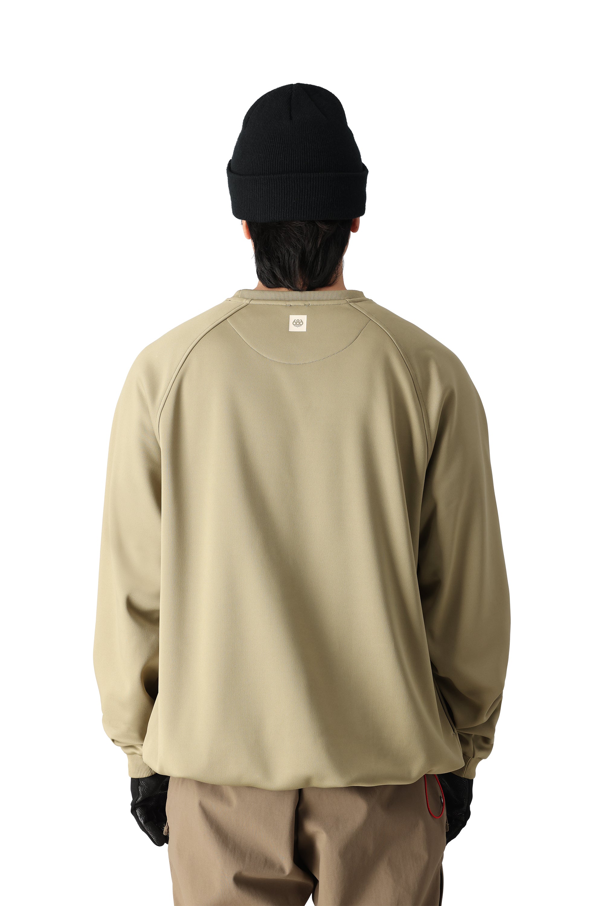 The 686 Men's Bonded Fleece Crew 2025 is a khaki-colored crew neck sweatshirt with raglan sleeves.