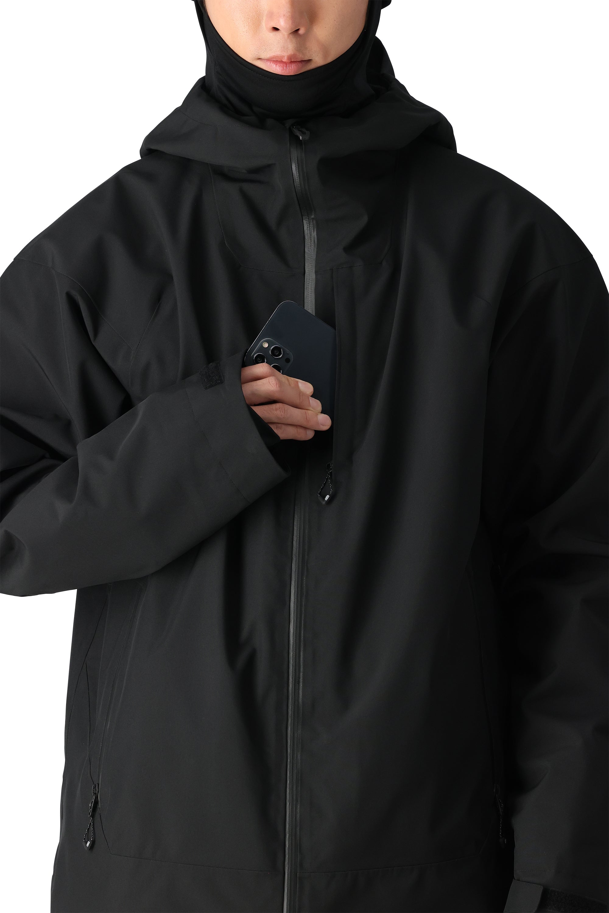 The 686 Gateway Shell Jacket in black has an insulated hood and a front zip closure.