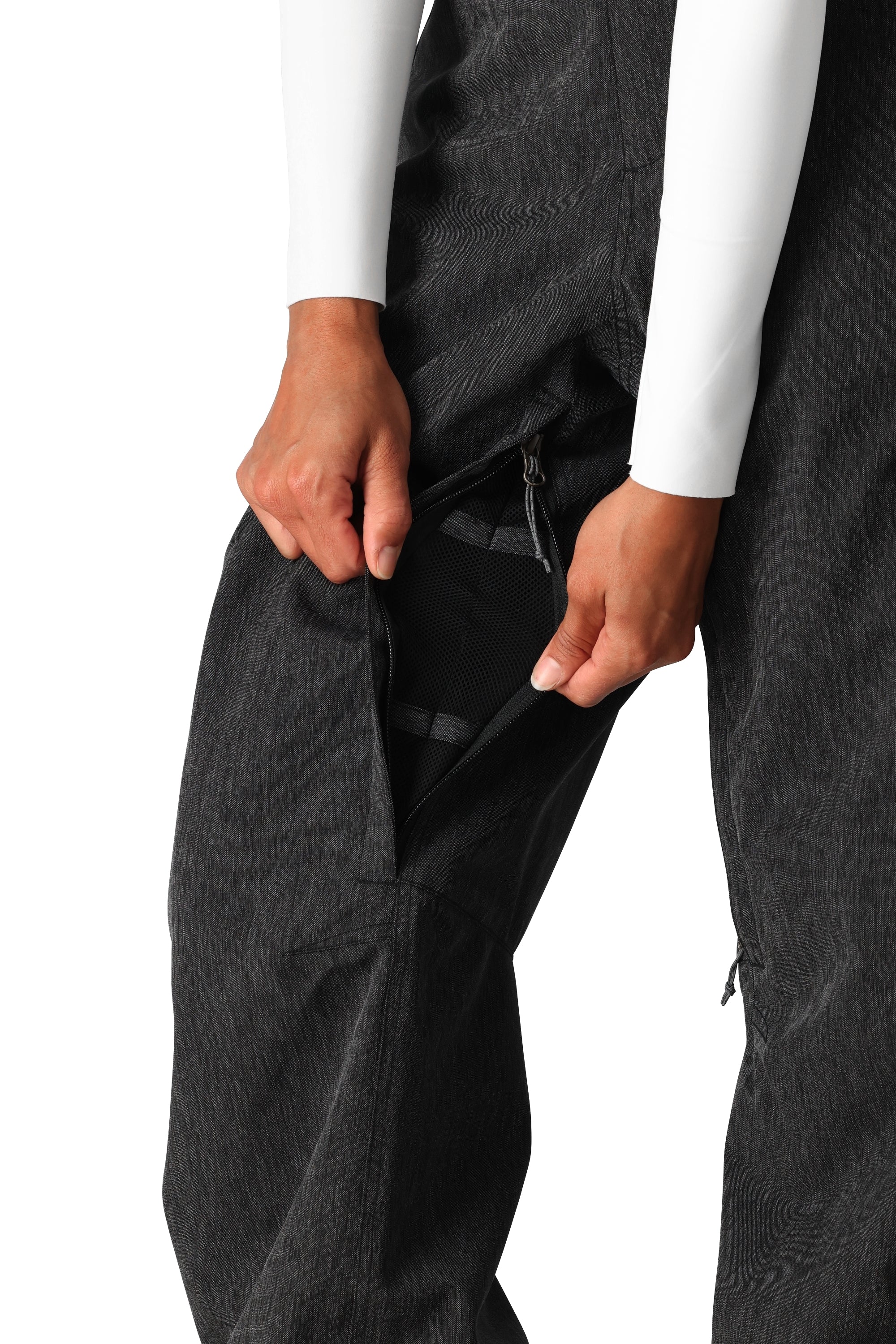 The 686 Women's Aura Insulated Cargo Pant 2025 in dark grey has two front zippered pockets and an adjustable waistband.