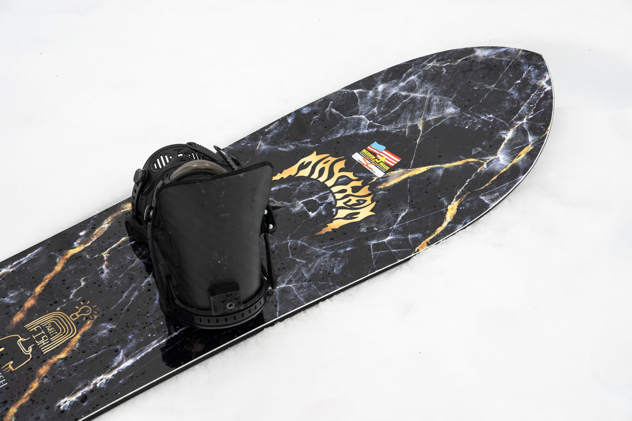 Lib Tech Mayhem Sweetfish snowboard, black deck with marbled design and mounted binding