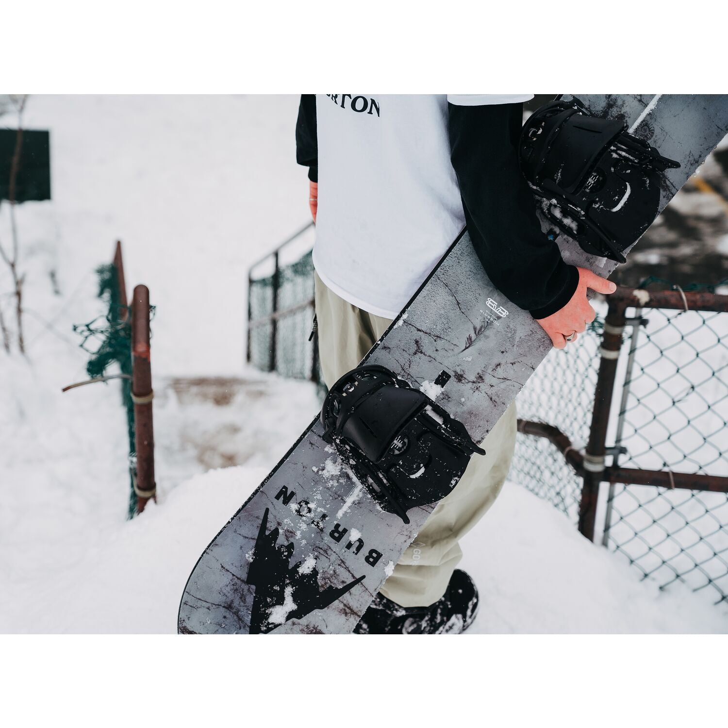 Burton Blossom Snowboard 2025 - A gray snowboard with a black arrow pointing up on the bottom left corner.