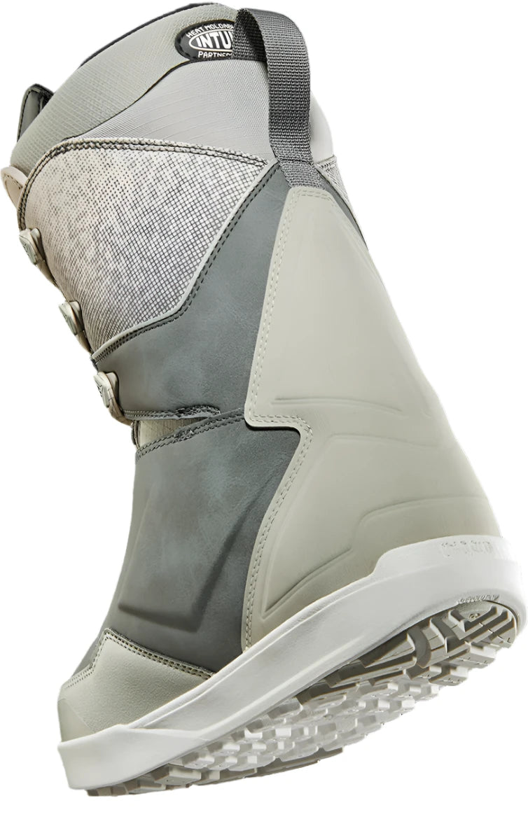 ThirtyTwo Lashed x Bradshaw Snowboard Boot 2024 - A gray snowboard boot with a textured pattern on the side and a strap at the top.