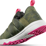 ThirtyTwo Lounger X B4BC Shoe 2025 - A green and black shoe with a fuzzy gray interior, featuring pink laces and a white sole.