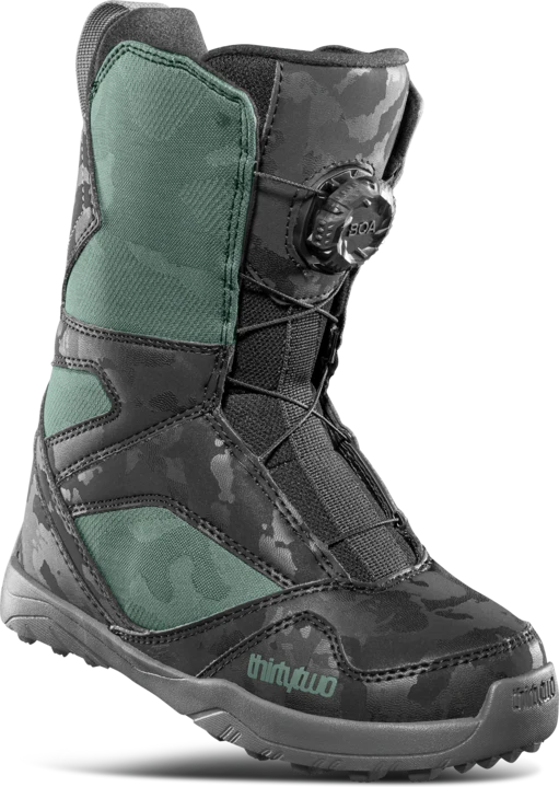 ThirtyTwo Junior's BOA Snowboard Boot 2025 - A black snowboard boot with a green logo on the side and a silver BOA dial.