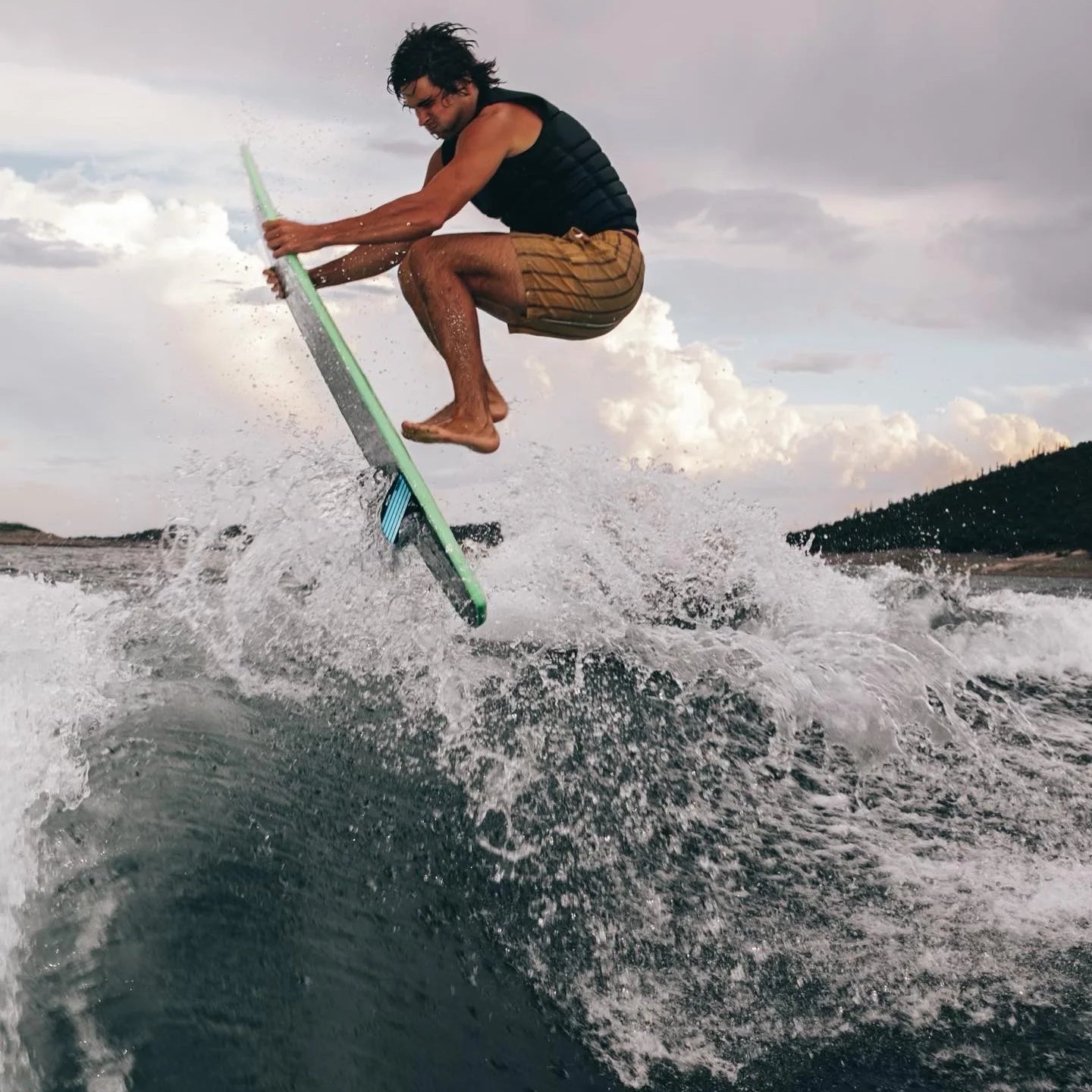 Kanuk x Velvet Burnsy Pro "Soft Pop" Wakesurf 2024 - A wakesurf board with a sleek, modern design and a subtle pop of color on the fin.