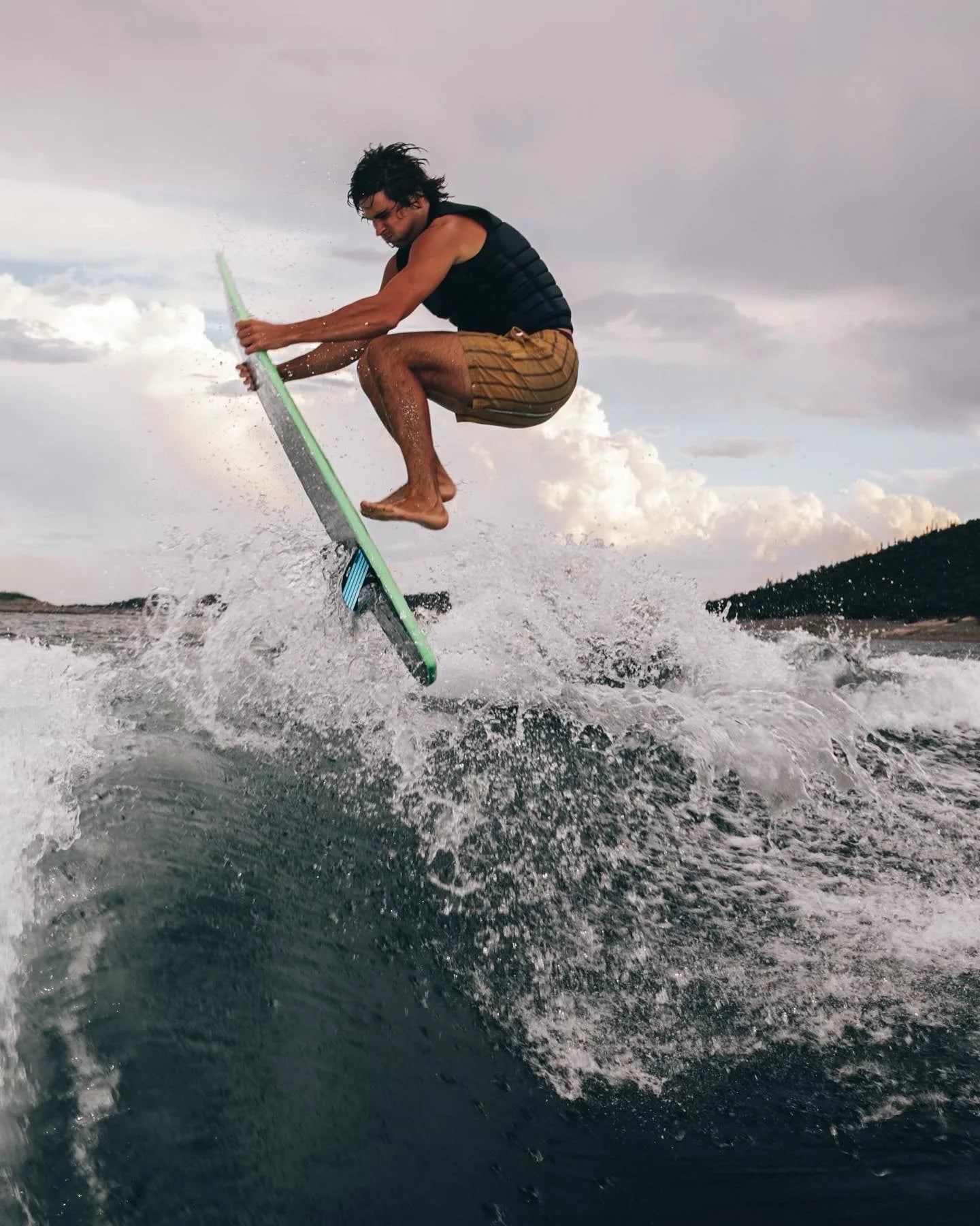 Kanuk x Velvet Burnsy Pro "Soft Pop" Wakesurf 2024 - A wakesurf board with a sleek, modern design and a subtle pop of color on the fin.