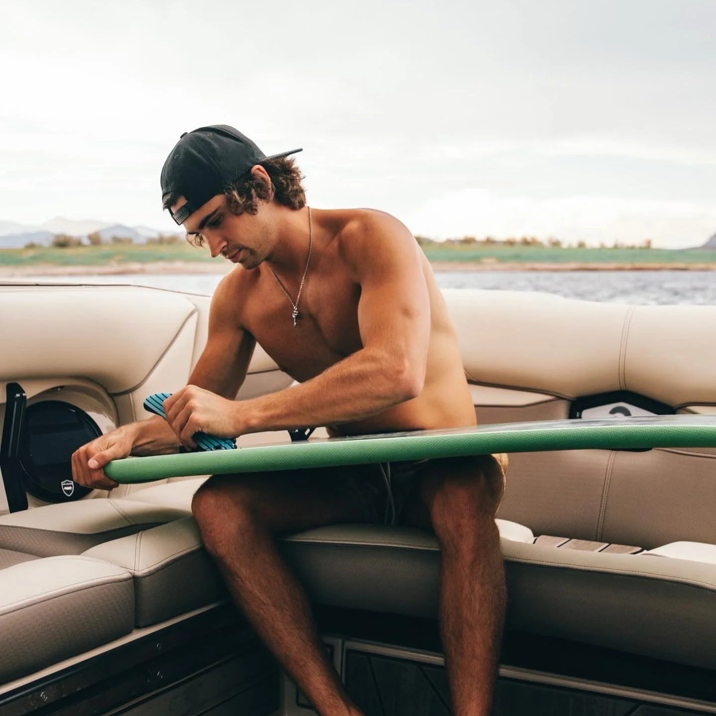 Kanuk x Velvet Burnsy Pro "Soft Pop" Wakesurf 2024 - A wakesurf board with a sleek, modern design and a subtle pop of color on the fin.