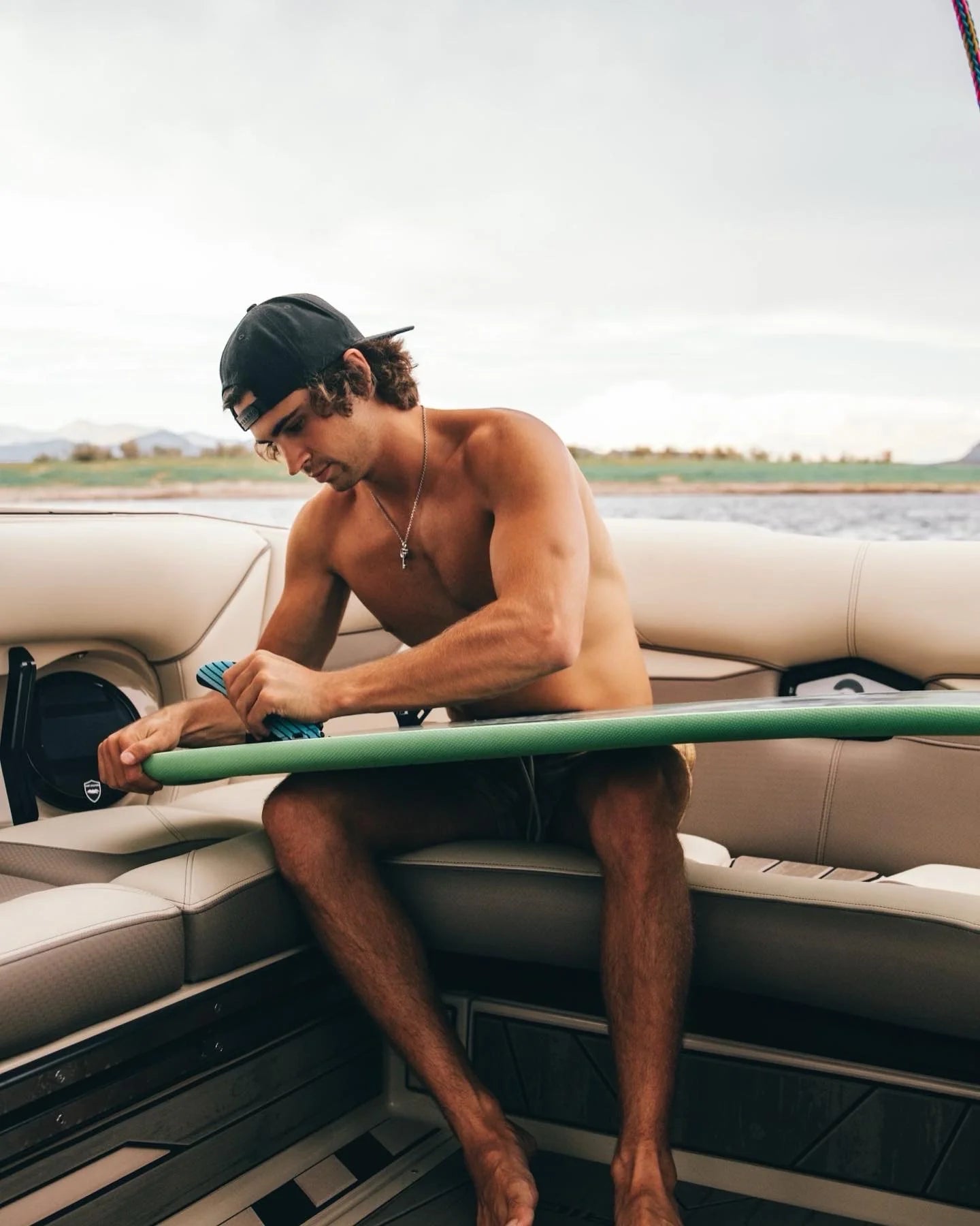 Kanuk x Velvet Burnsy Pro "Soft Pop" Wakesurf 2024 - A wakesurf board with a sleek, modern design and a subtle pop of color on the fin.