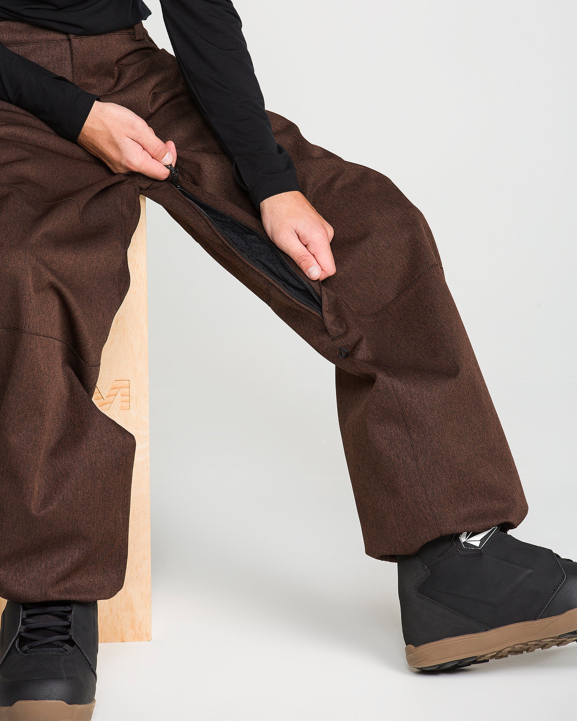 Brown snow pants with cuff opening and pocket seams detail