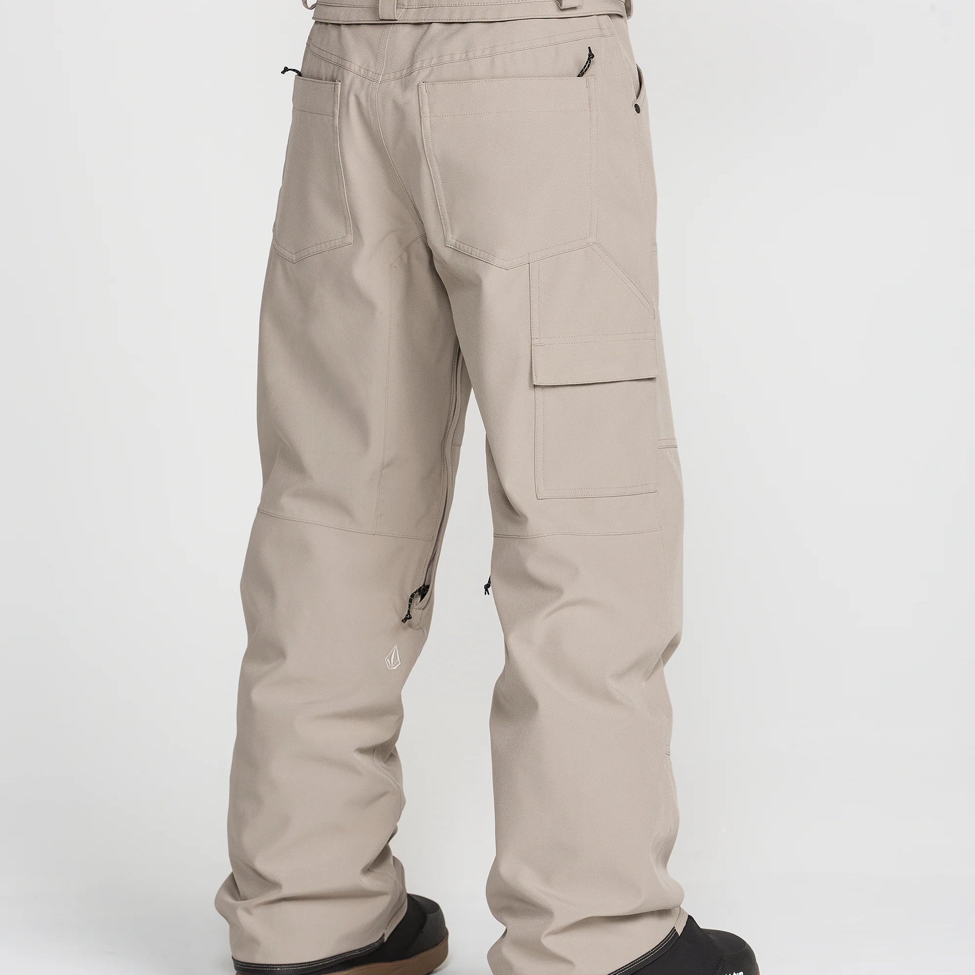 Women’s baggy snow pants in light khaki with front cargo pockets and adjustable details.
