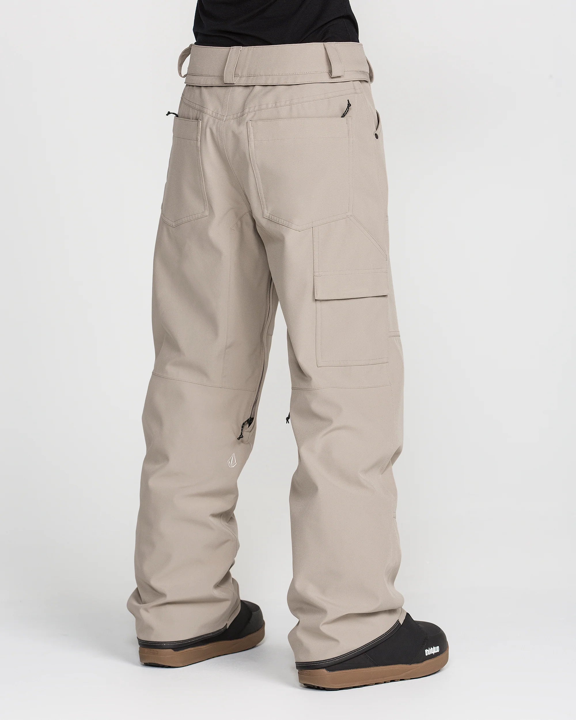 Women’s baggy snow pants in light khaki with front cargo pockets and adjustable details.