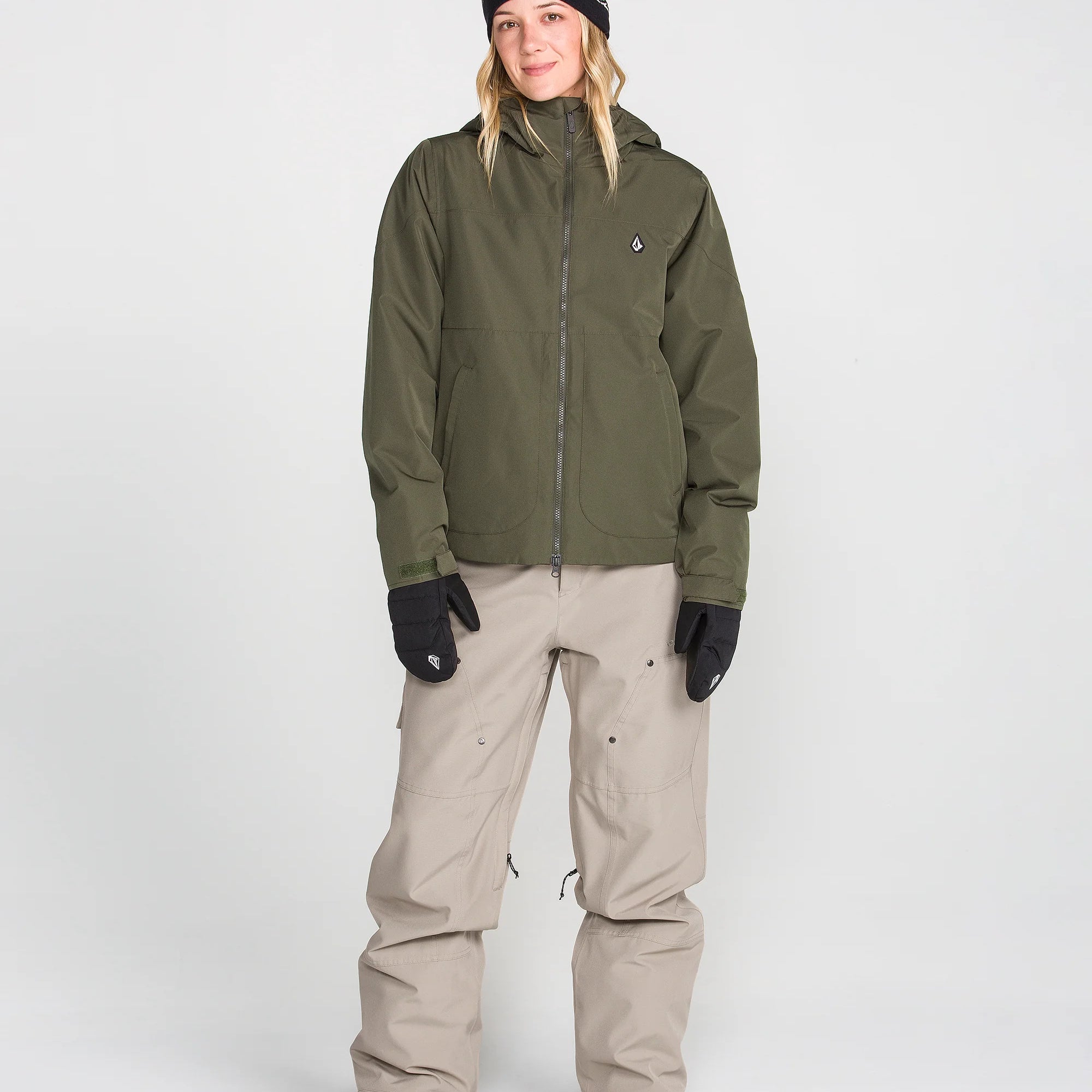 Women’s baggy snow pants in light khaki with cargo pockets and belt loops.
