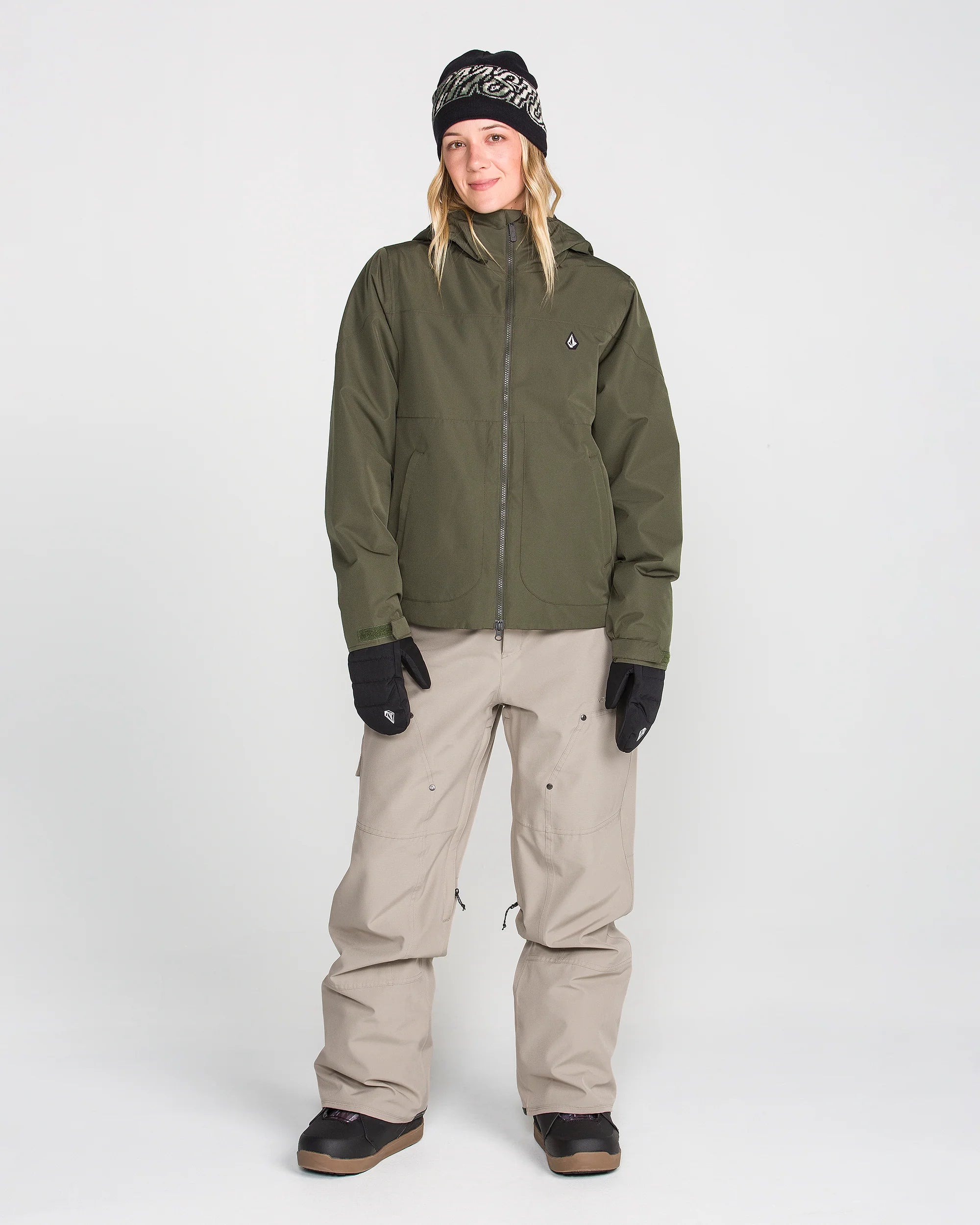 Women’s baggy snow pants in light khaki with cargo pockets and belt loops.
