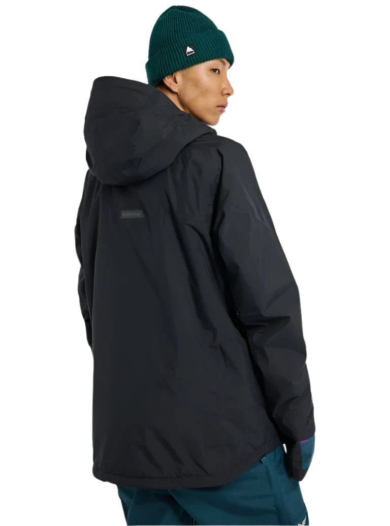 Burton Pillowline GORE-TEX Jacket - A black jacket with a hood, featuring a white logo on the left chest and a small white tag on the right sleeve.