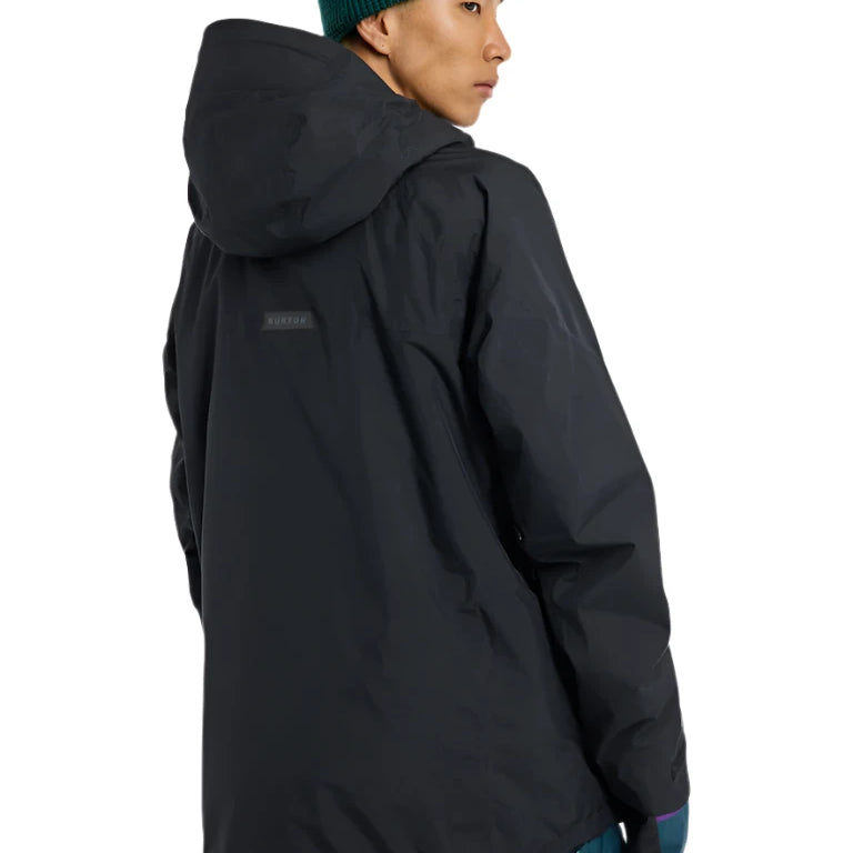 Burton Pillowline GORE-TEX Jacket - A black jacket with a hood, featuring a white logo on the left chest and a small white tag on the right sleeve.