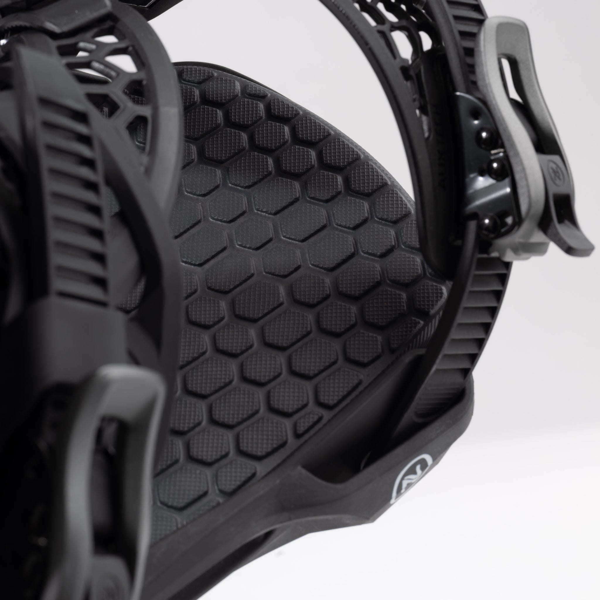 Nidecker Kaon Plus Snowboard Binding - A black snowboard binding with a honeycomb pattern on its baseplate.