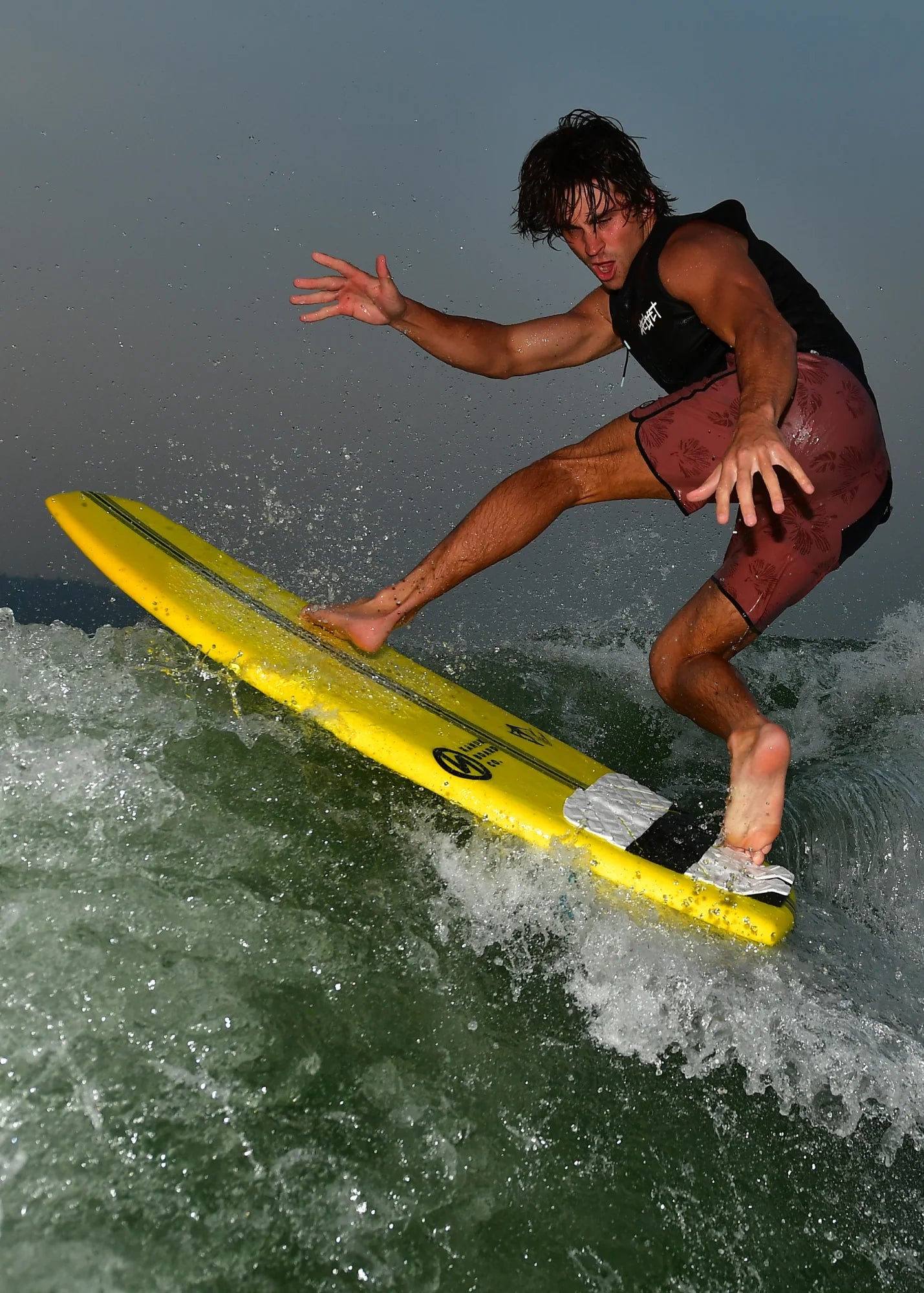Kanuk Burnsy Pro Wakesurf 2024 - A black wakesurfer with a white logo on the top deck and a white fin at the back.