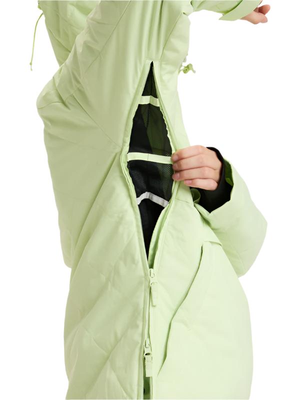 Roxy Radiant Lines Overhead Jacket 2025 - A light green jacket with a hood, featuring a diagonal quilted pattern on the front and back.