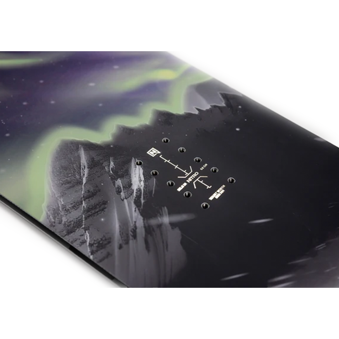Nitro Team Pro Marcus Kleveland Snowboard 2026 - A black snowboard with a white logo and a greenish-yellow aurora borealis design on top of a snowy mountain.