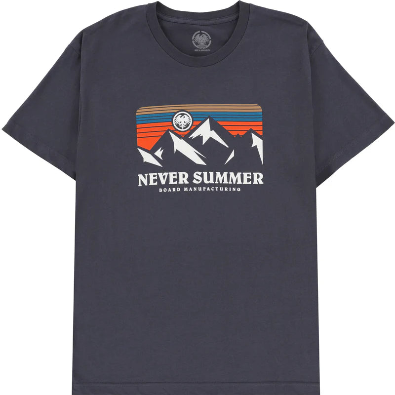 RETRO SUNSET SS TEE MEN'S 2024 - A gray t-shirt with a sunset design featuring orange, blue and brown stripes.