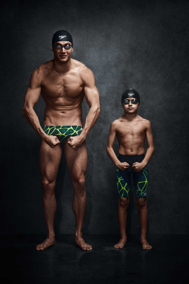 Speedo Jr. Vanquisher 2.0 Swim Goggle - A pair of black swim goggles with dark gray lenses and a white logo on the strap.