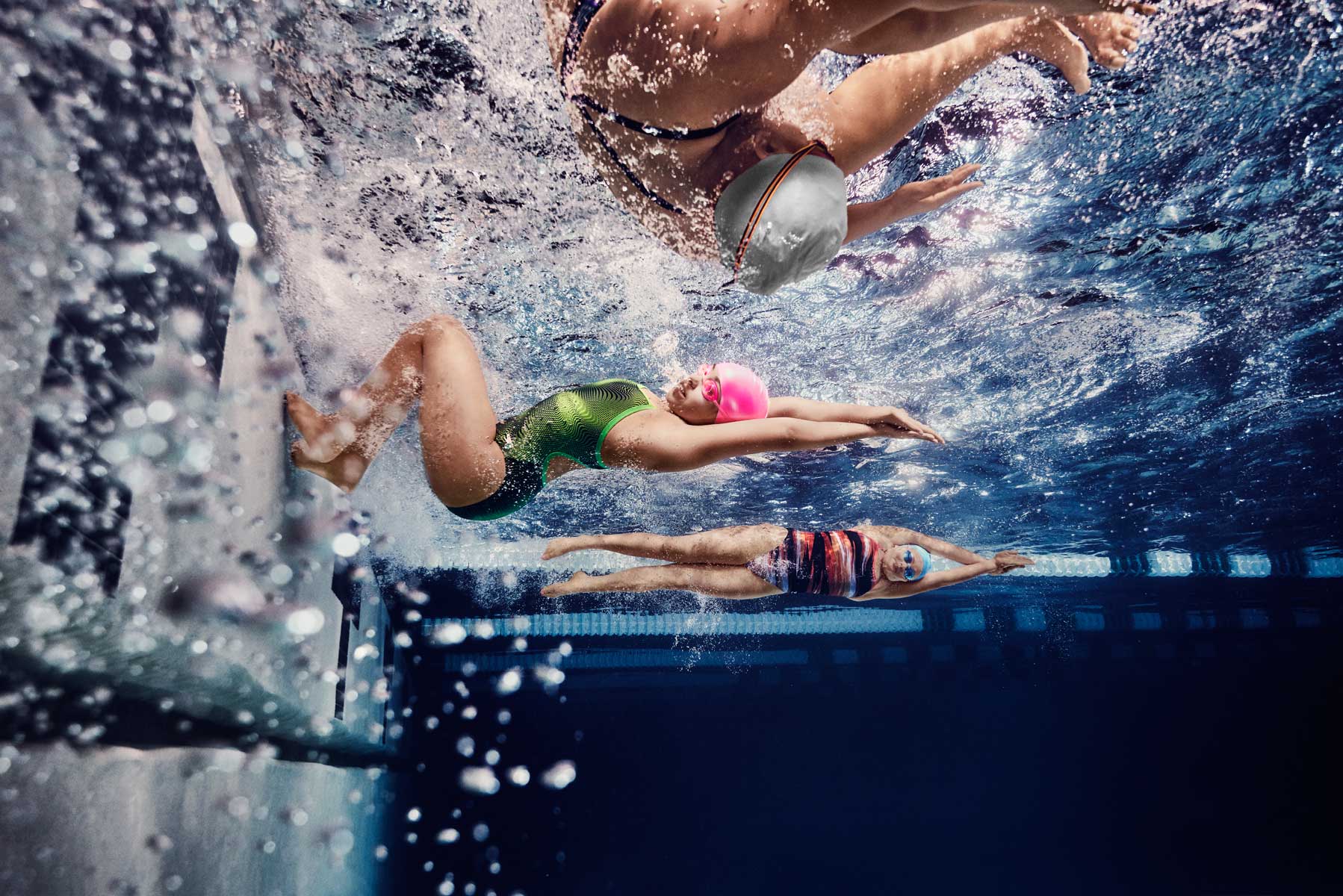 Speedo Jr. Vanquisher 2.0 Swim Goggle - A pair of black swim goggles with red and white accents on a gray background.