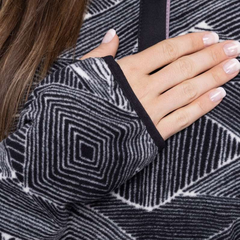 The 686 Ladies Tioga Fleece Pullover 2023 is black and white with a geometric pattern.