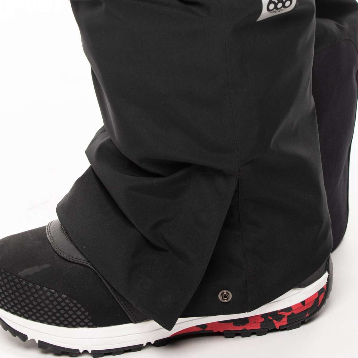The 686 Quantum Thermagraph Pant 2024 in black has a hidden side zip and multiple snap buttons down the front.