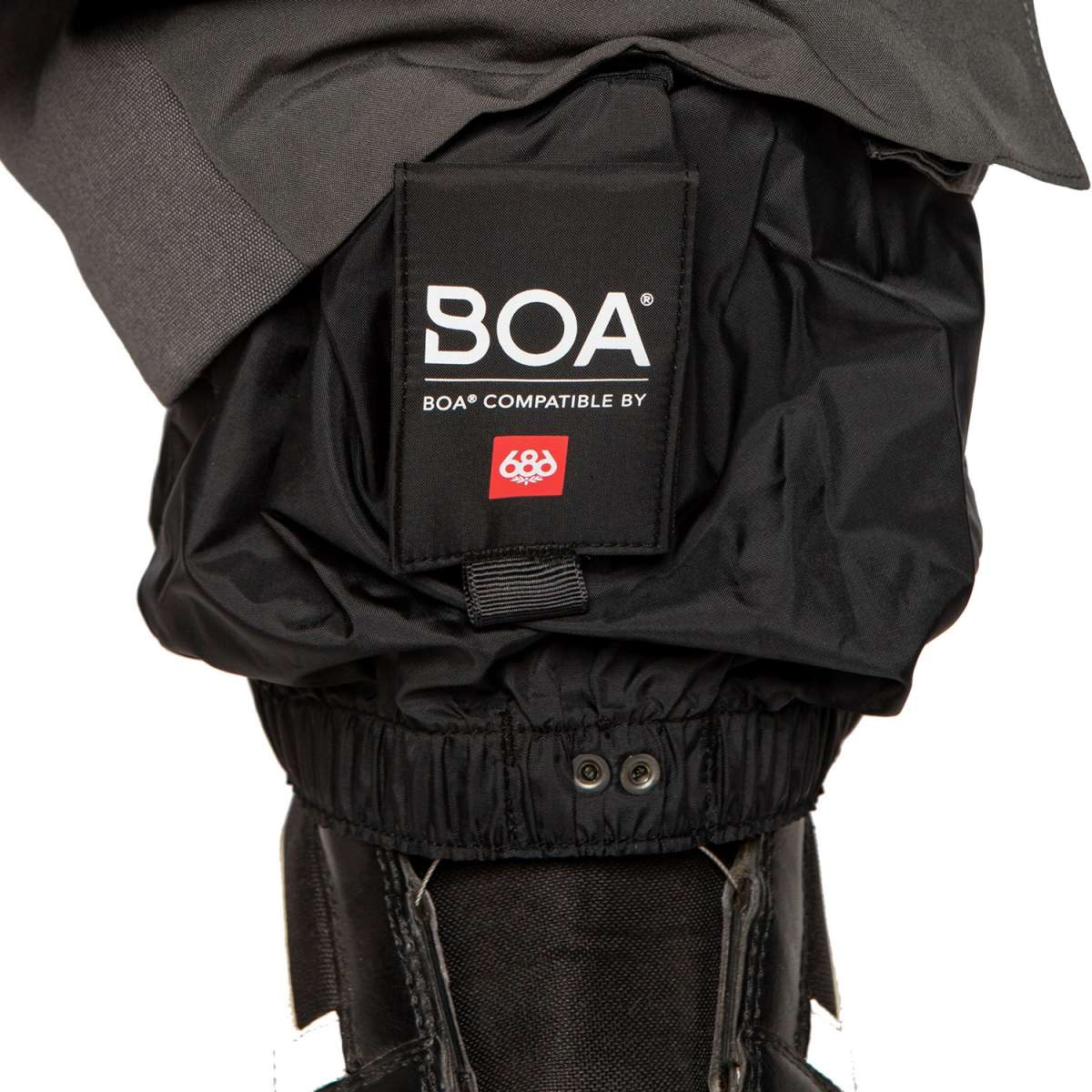 The 686 Quantum Thermagraph Pant 2024 in black has an insulated hood and zippered pockets.