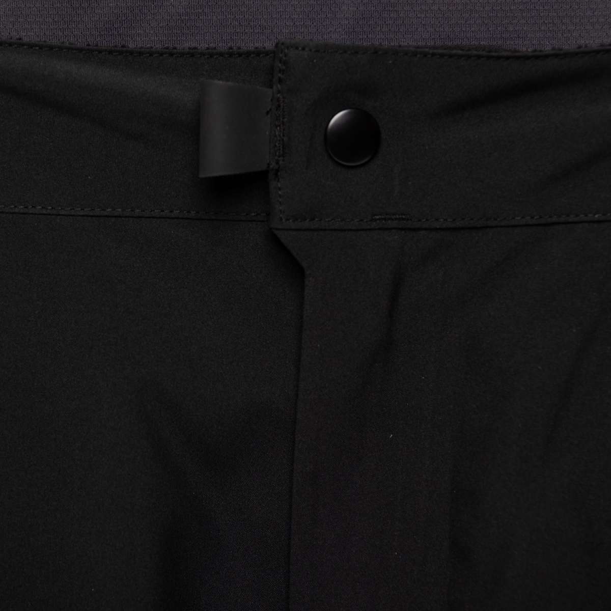 The 686 Quantum Thermagraph Pant 2024 has a black waistband with a small rectangular tag and a round black snap fastener.