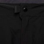 The 686 Quantum Thermagraph Pant 2024 has a black waistband with a small rectangular tag and a round black snap fastener.