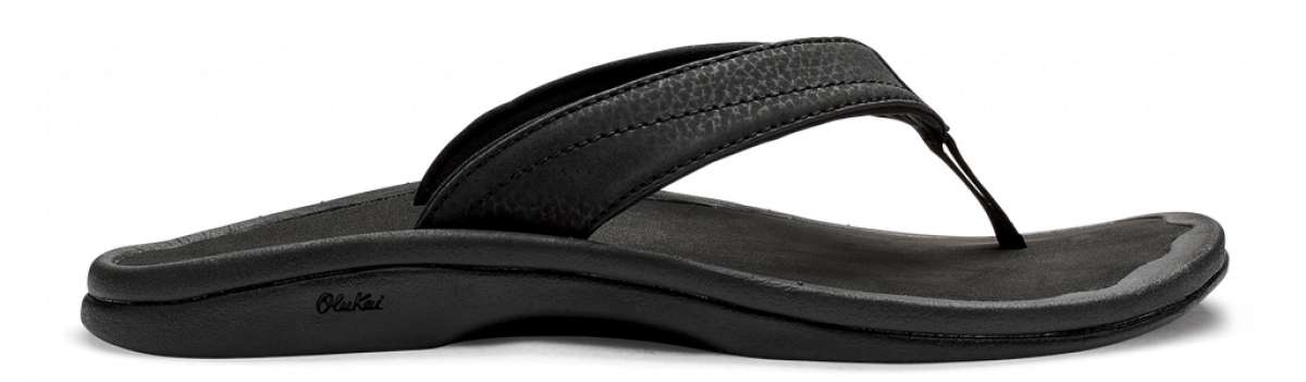 Olukai Women's Ohana Sandals 2022 - A pair of black sandals with a strap across the foot and a small logo on the side.