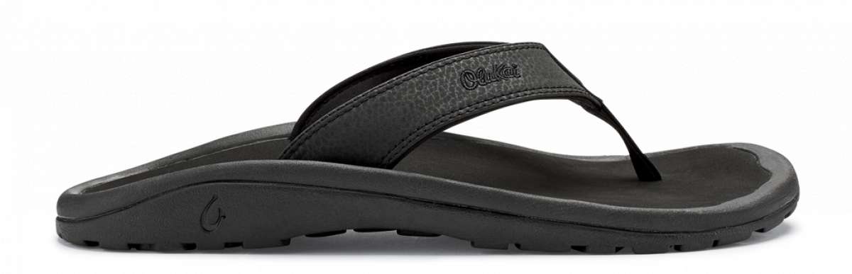 Olukai Ohana Sandals 2022 - A pair of black sandals with a strap and toe post, featuring a logo on the side.