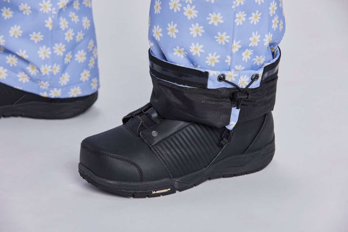 Airblaster Women's Freedom Insulated Suit 2024 - A light blue snowsuit with a repeating pattern of white daisies and yellow centers.