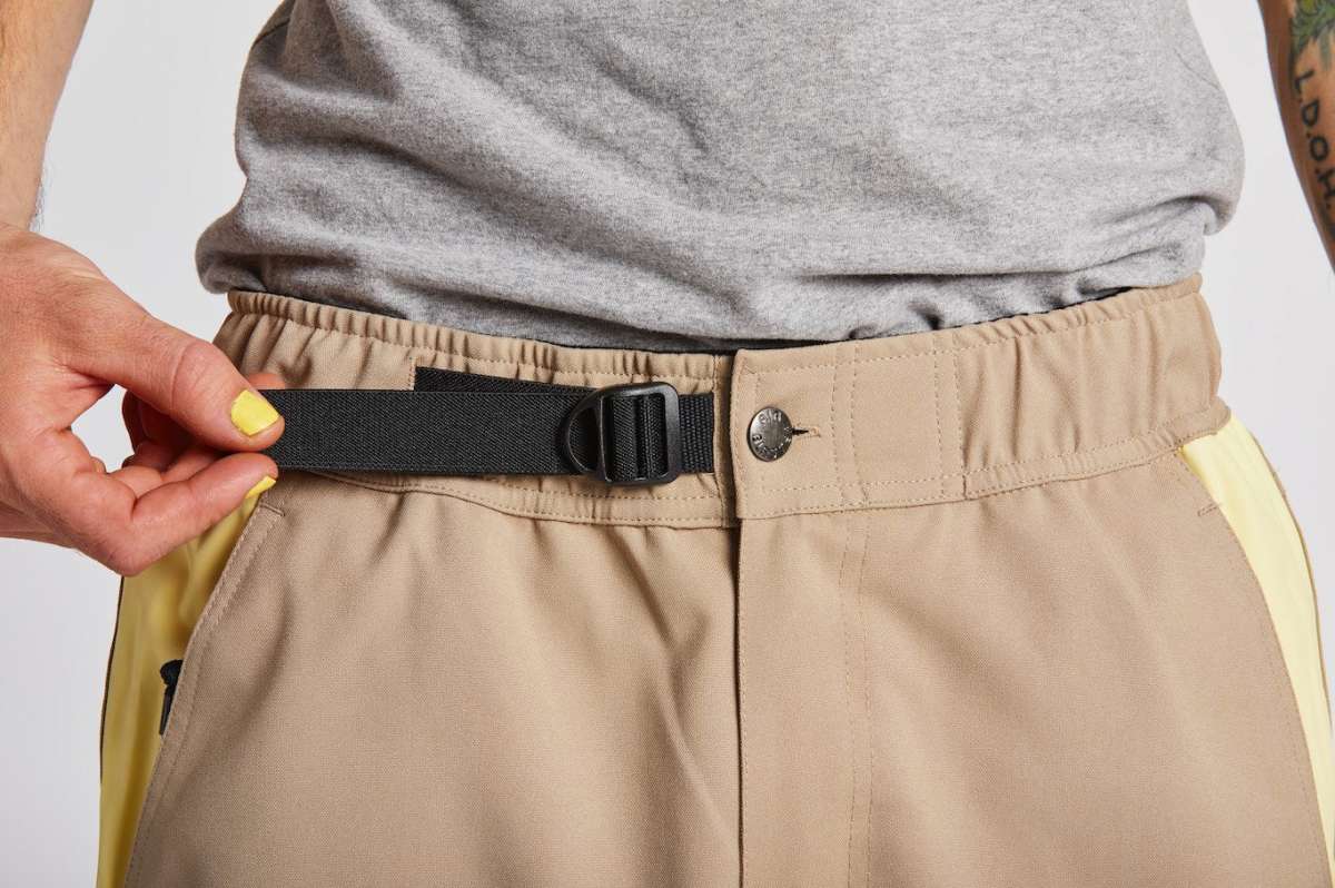 Airblaster Max Elastic Boss Pants 2023 - Black elastic waistband with silver buckle.