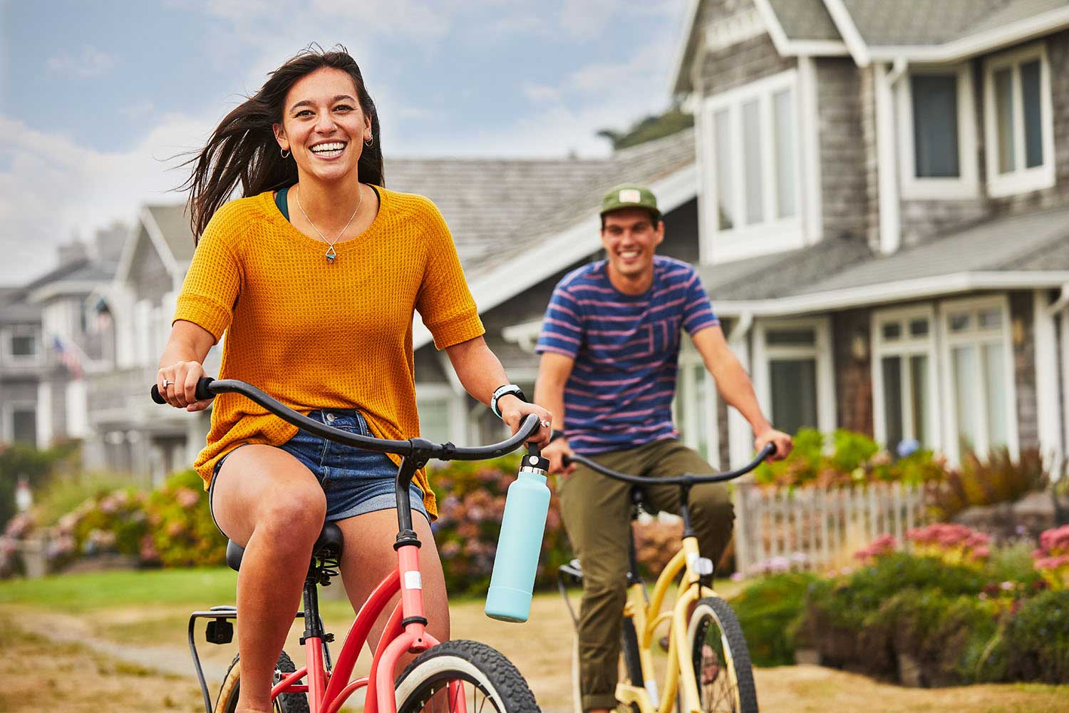 Hydro Flask - Small water bottle with a screw-on lid, in black color.