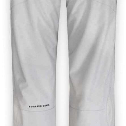 Boulder Gear Ladies Journey Insulated Pant 2024 - A pair of white snow pants with a zippered pocket on the right thigh and a small logo on the left hip.