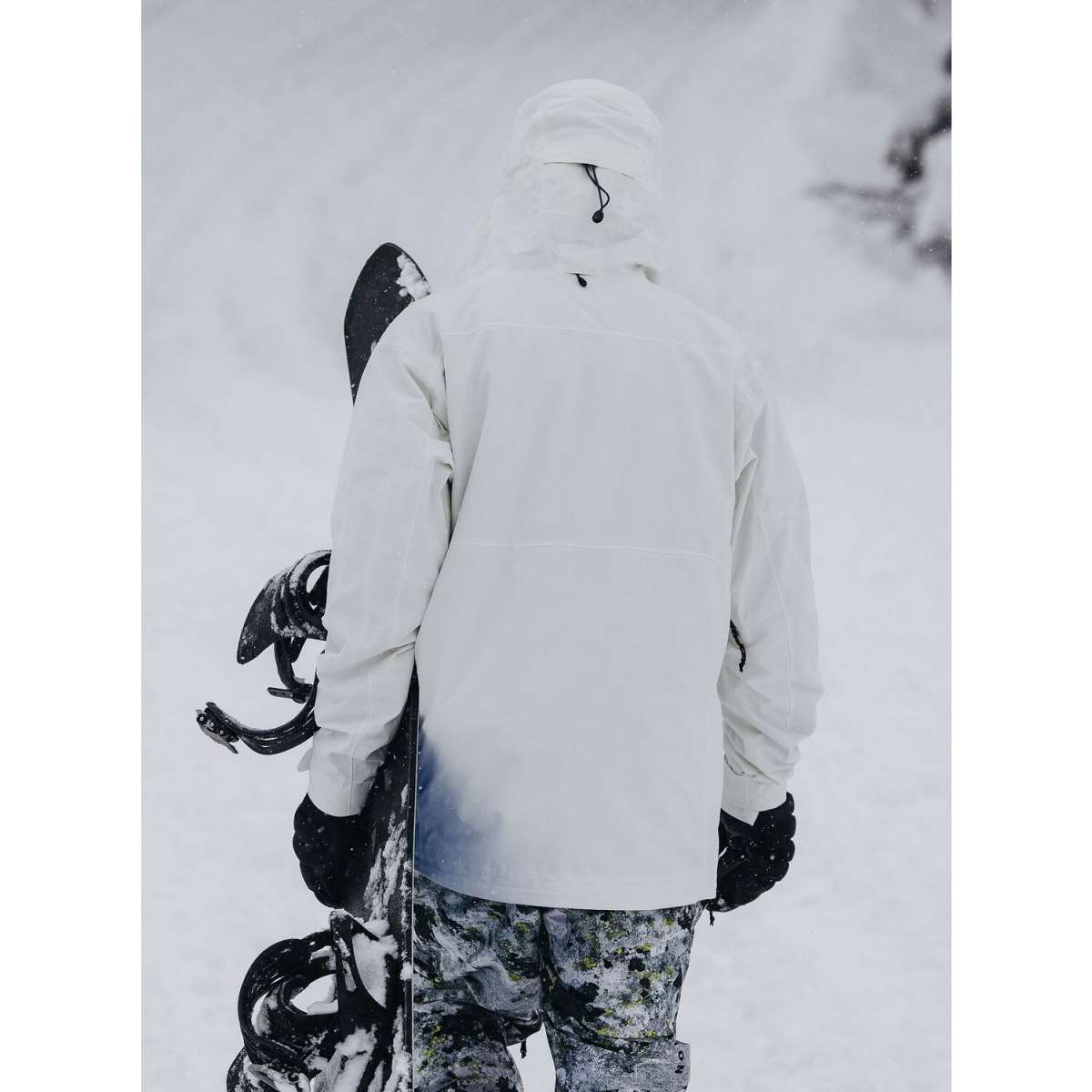 Burton AK GORE-TEX Cyclic Pant 2023 - A black and white snowboard pant with a subtle pattern of thin, dark lines on a light background.