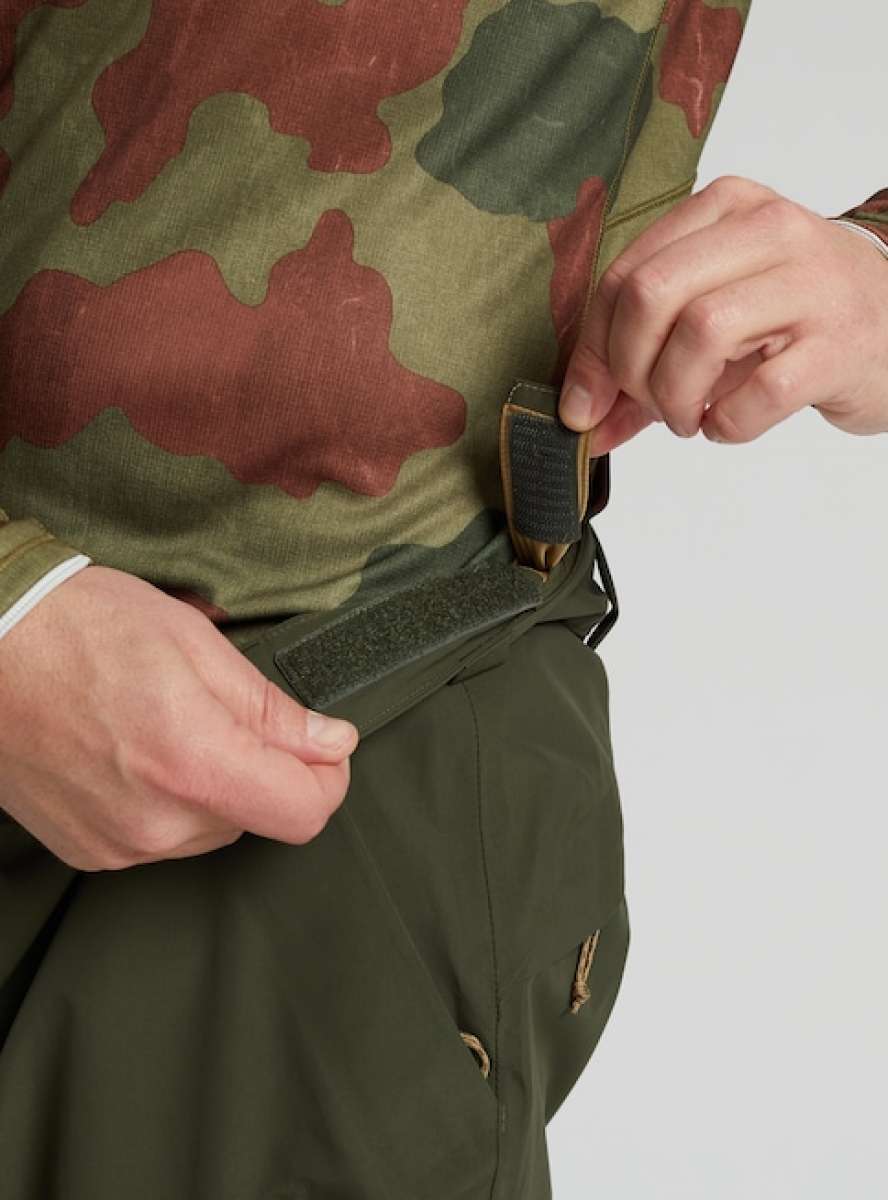 Burton AK GORE-TEX Cyclic Pant 2023 - Dark green snow pants with a subtle pattern of thin, darker stripes on the side and back pockets.