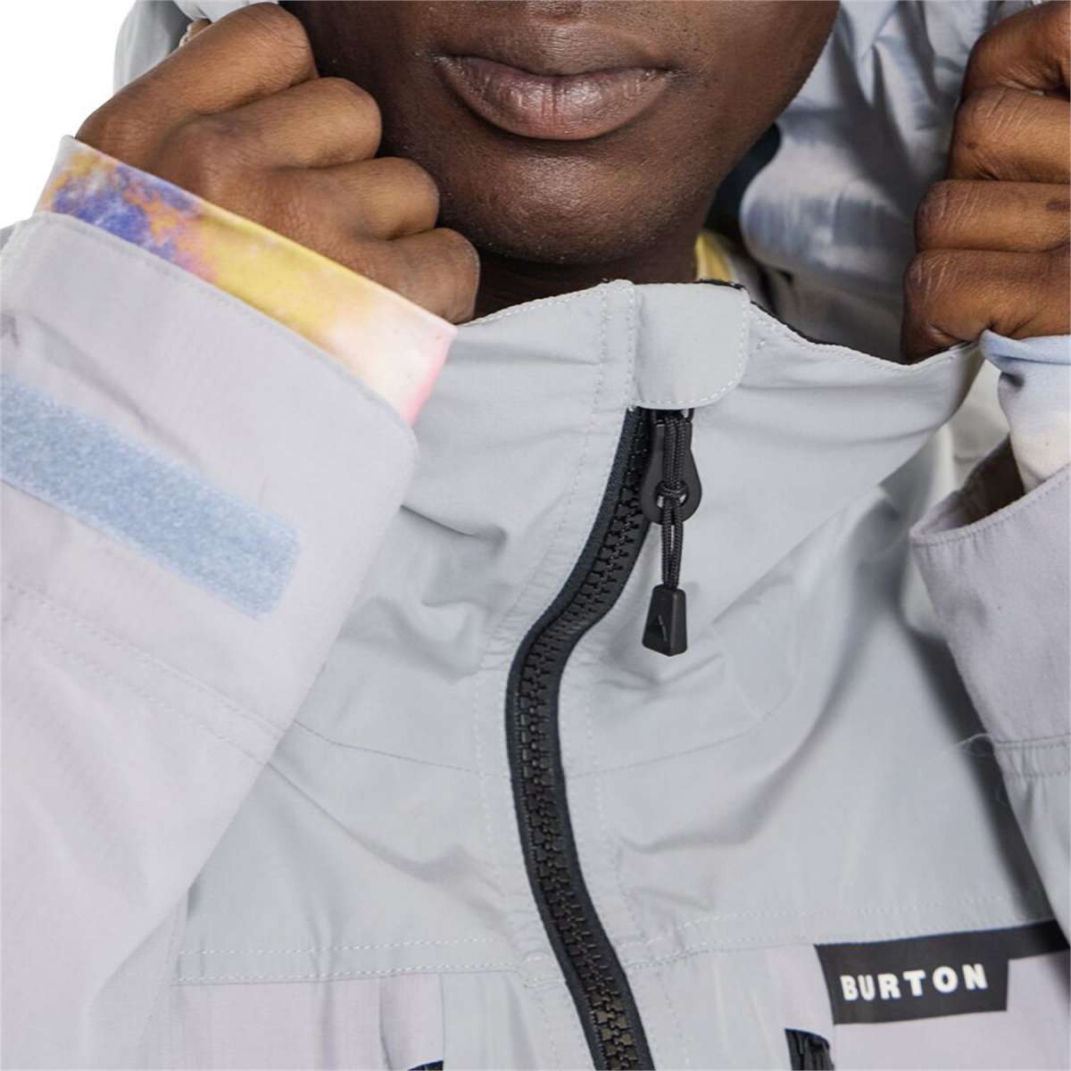 Burton Frostner 2L Jacket 2024 - A white jacket with a black zipper and logo on the chest.