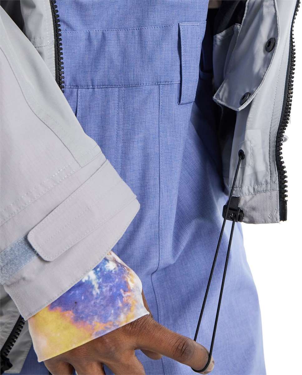 Burton Frostner 2L Jacket 2024 - A light blue jacket with a subtle grid pattern and black zipper.