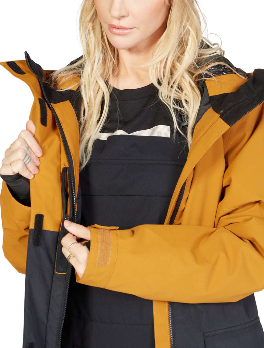 DC Women's Cruiser Insulated Jacket 2023 - A black jacket with a white logo on the chest and a zippered pocket on the side.