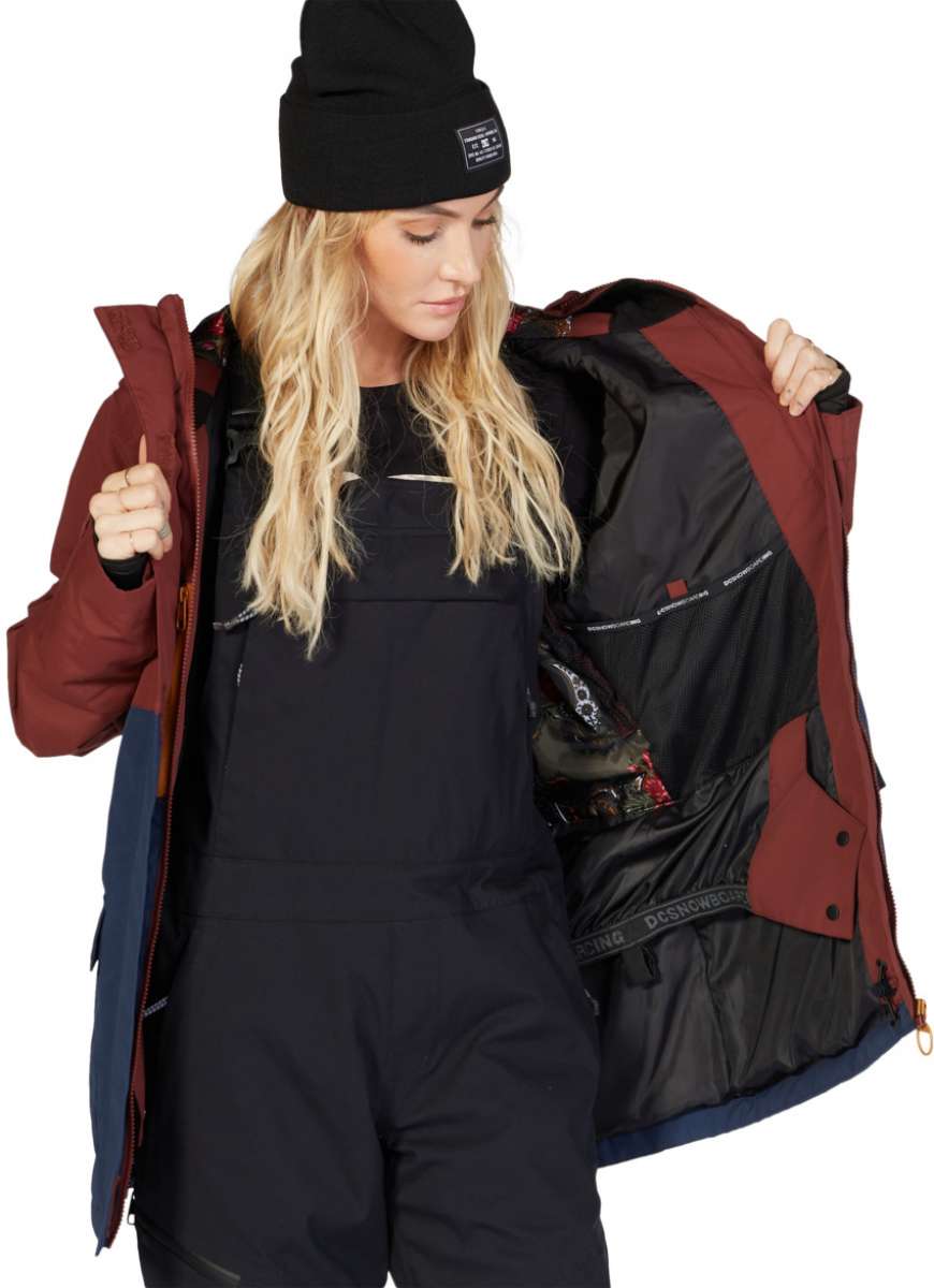 DC Women's Cruiser Insulated Jacket 2023 - A black jacket with a white logo on the left chest and a zipper closure.